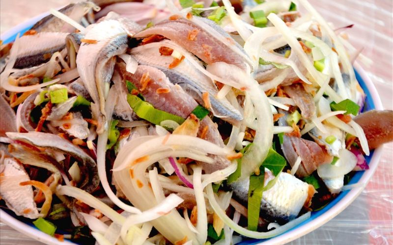 Gỏi cá trích Phan Thiết tạo nên đặc trưng trong văn hoá ẩm thực của vùng Duyên hải Nam Trung Bộ