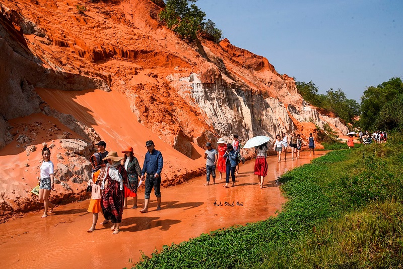 Lội suối ngắm cảnh là hoạt động đặc trưng khi đến Suối Tiên Phan Thiết