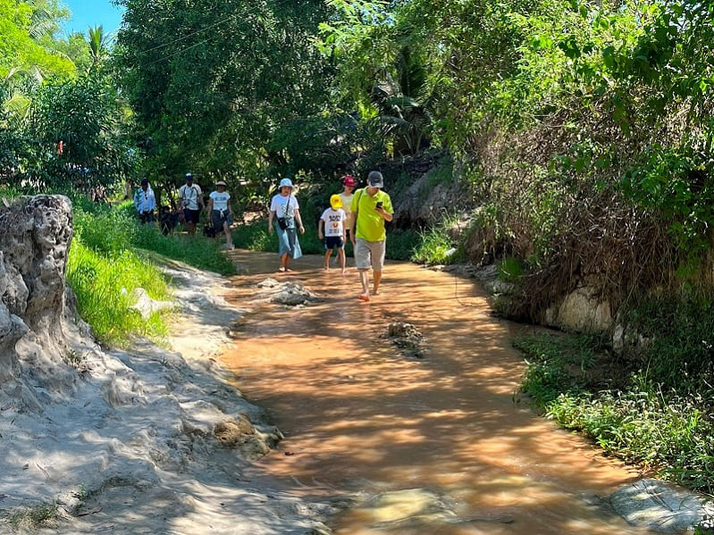 Đi Suối Tiên Phan Thiết nên đội nón để chống nắng